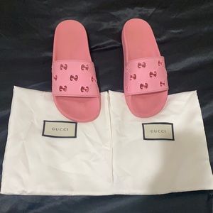 Gucci Women’s rubber GG Slides